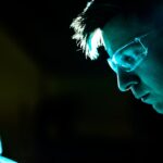 Consulente AI professionale che lavora con tecnologia
